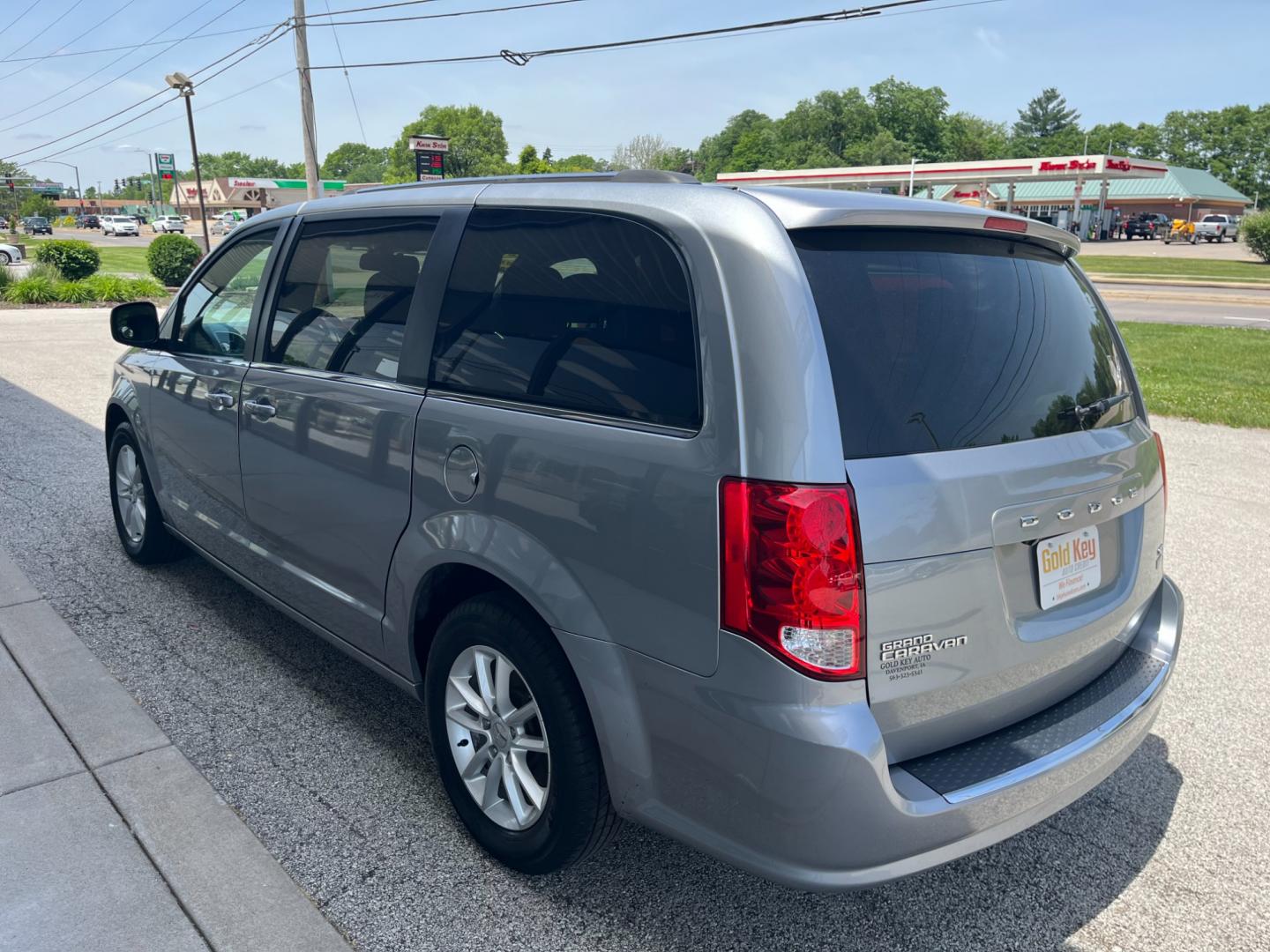 2019 Billet Clear Coat Dodge Grand Caravan SXT (2C4RDGCGXKR) with an 3.6L V6 DOHC 24V engine, 6-Speed Automatic transmission, located at 1633 W Kimberly, Davenport, IA, 52806, (563) 323-5341, 41.559456, -90.598732 - Photo#5